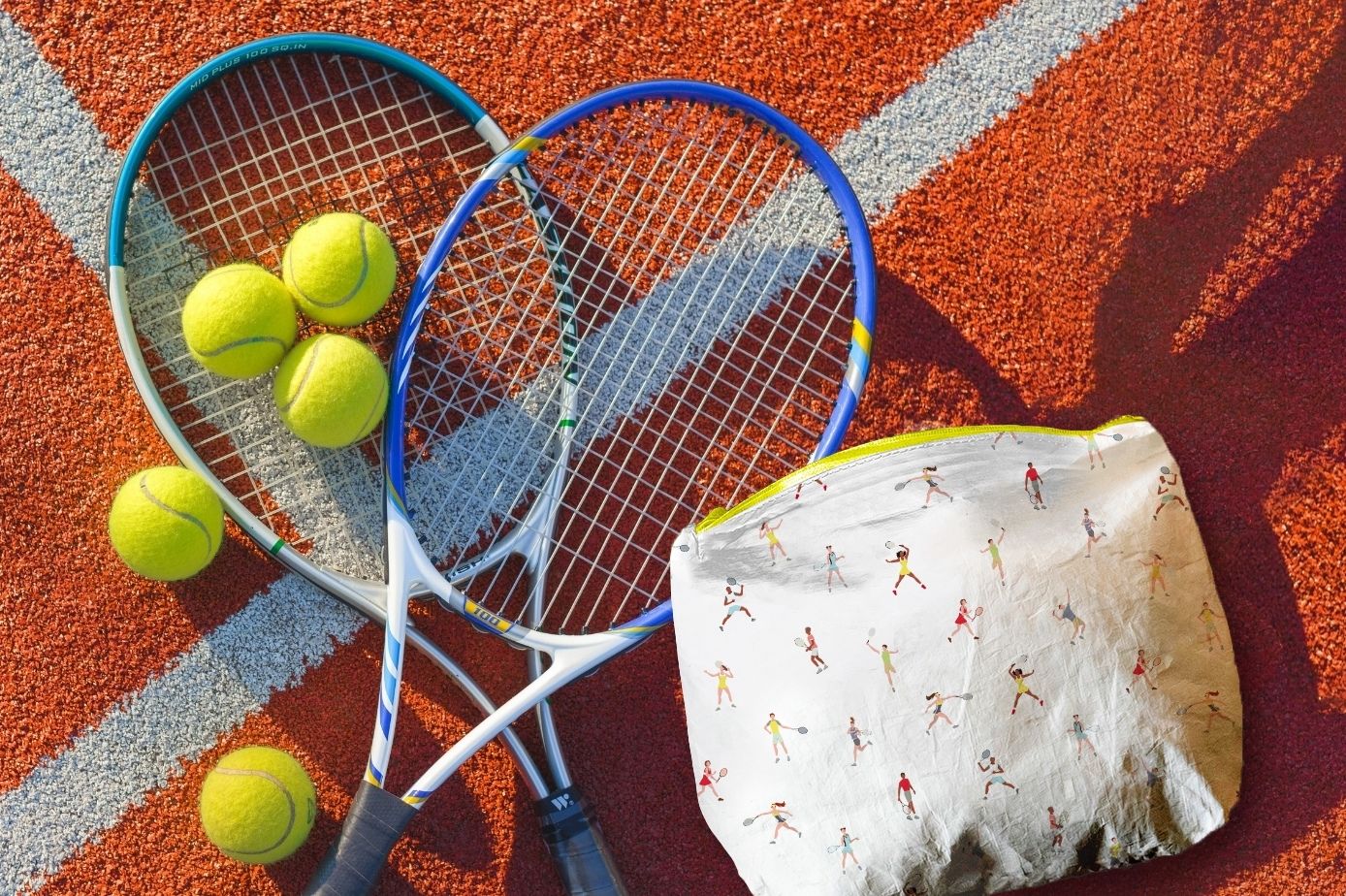 zipper pouch on the tennis court