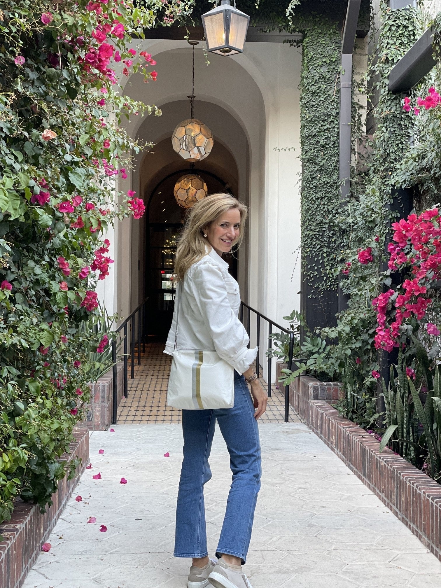 Crossbody purse in shimmer white with silver and gold stripes