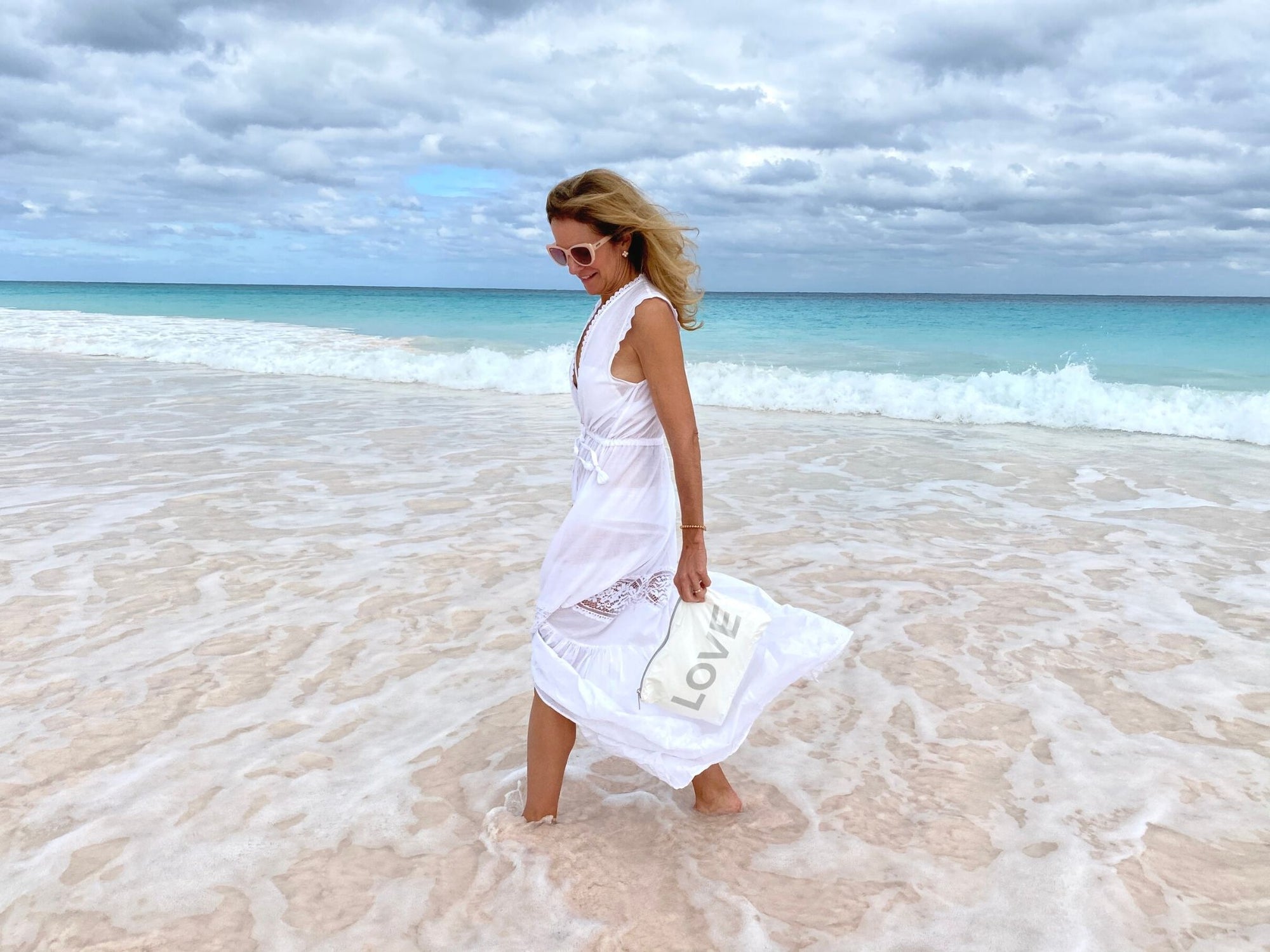 Medium pouch in shimmer white and silver &quot;LOVE&quot;