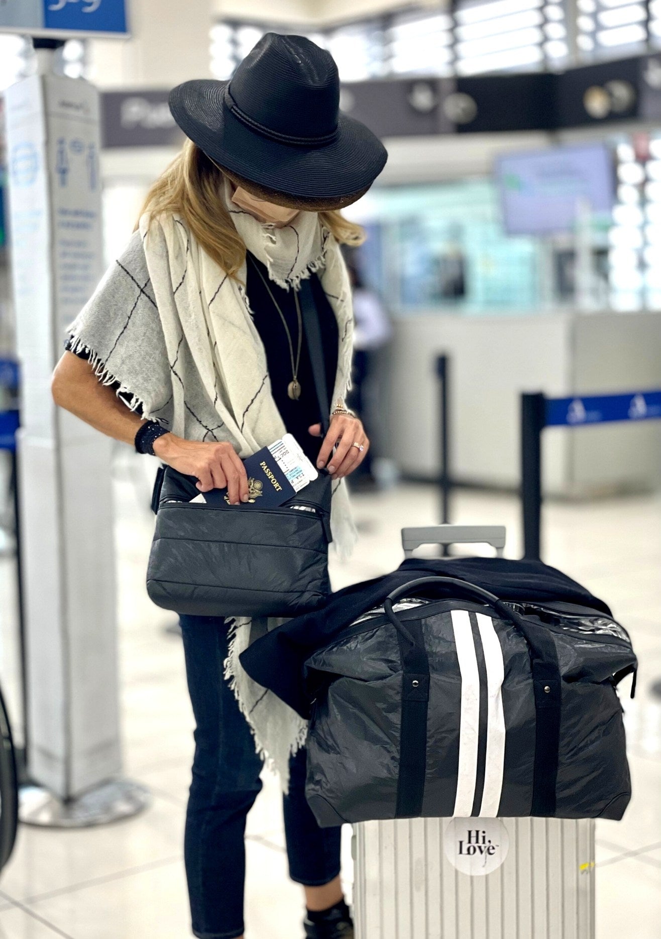 easy airport travel with weekender carryon bag in black