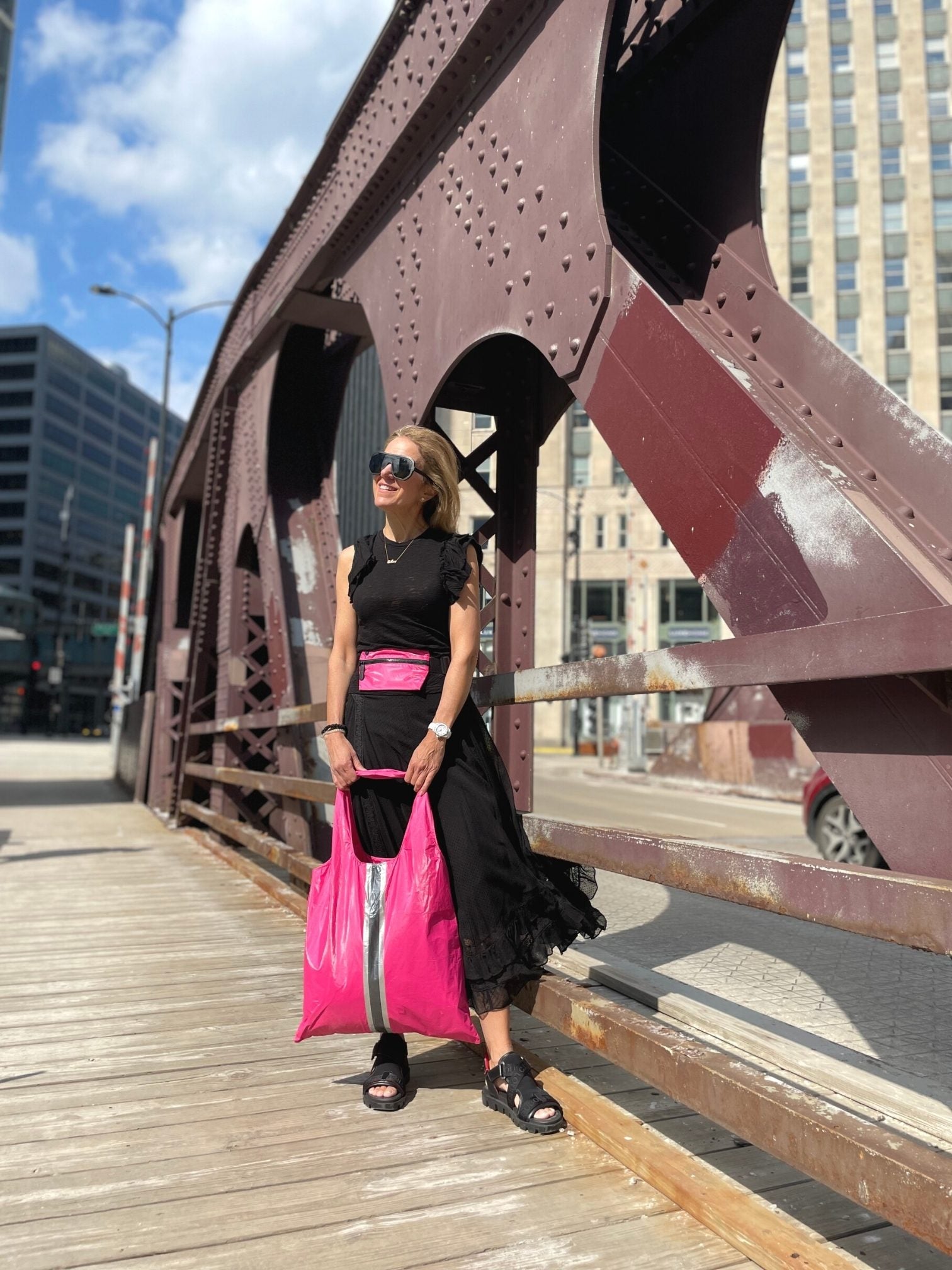 Woman on Chicago bridge holding hot pink tote bag